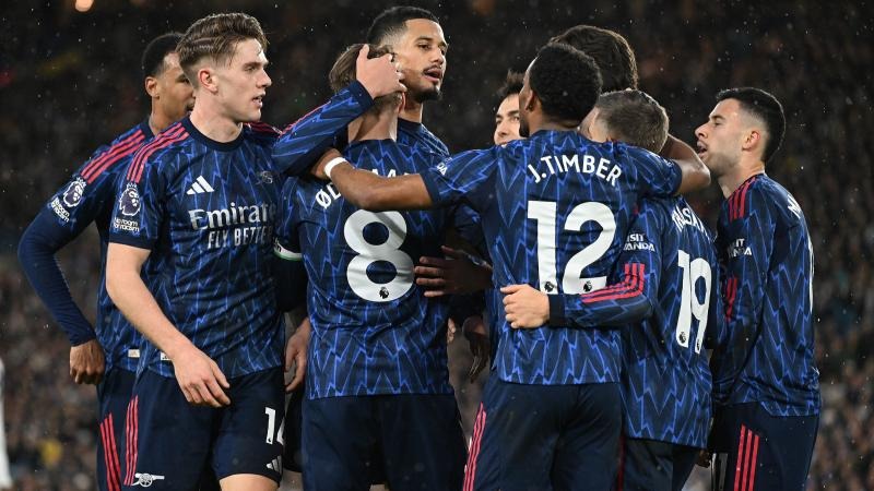 李晓旭首秀体能拉满，赛后累垮趴广告牌